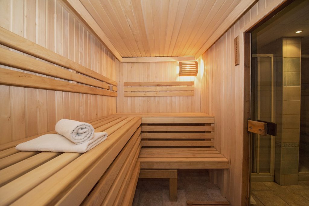 sauna vs steam room